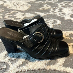Andiamo black leather mules. New.